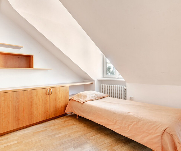 CLASSY Attic ROOM Downtown w/ Workplace & Monitor