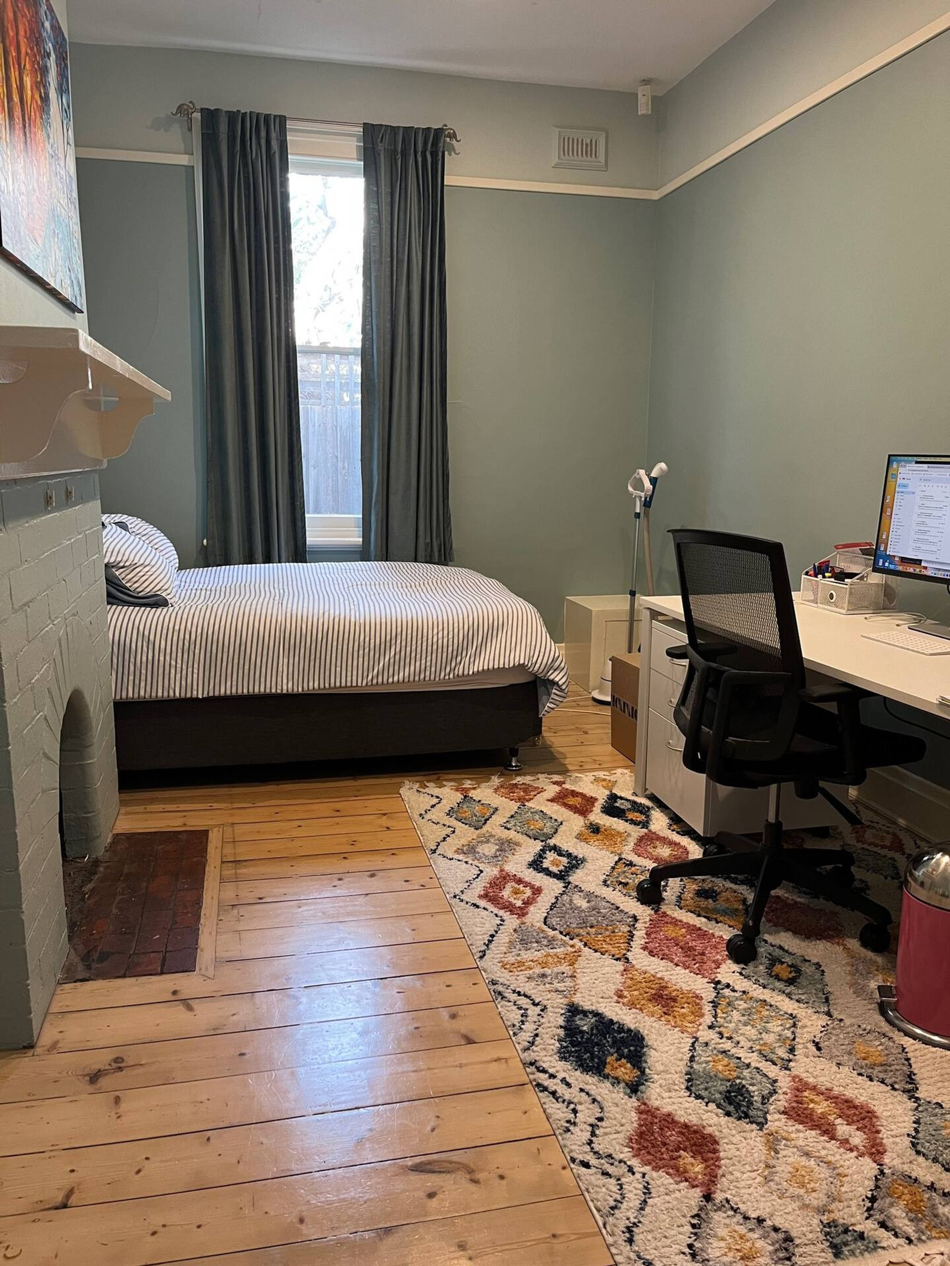 Second bedroom with double bed + desk