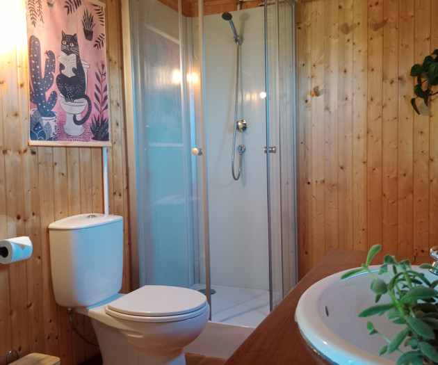 Private 2-Bedroom House Near Malhão Beach