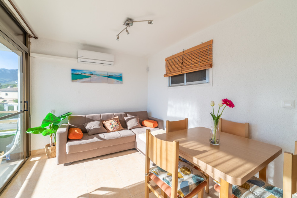 Cosy beach apartment for 2 w/ wi-fi and AC