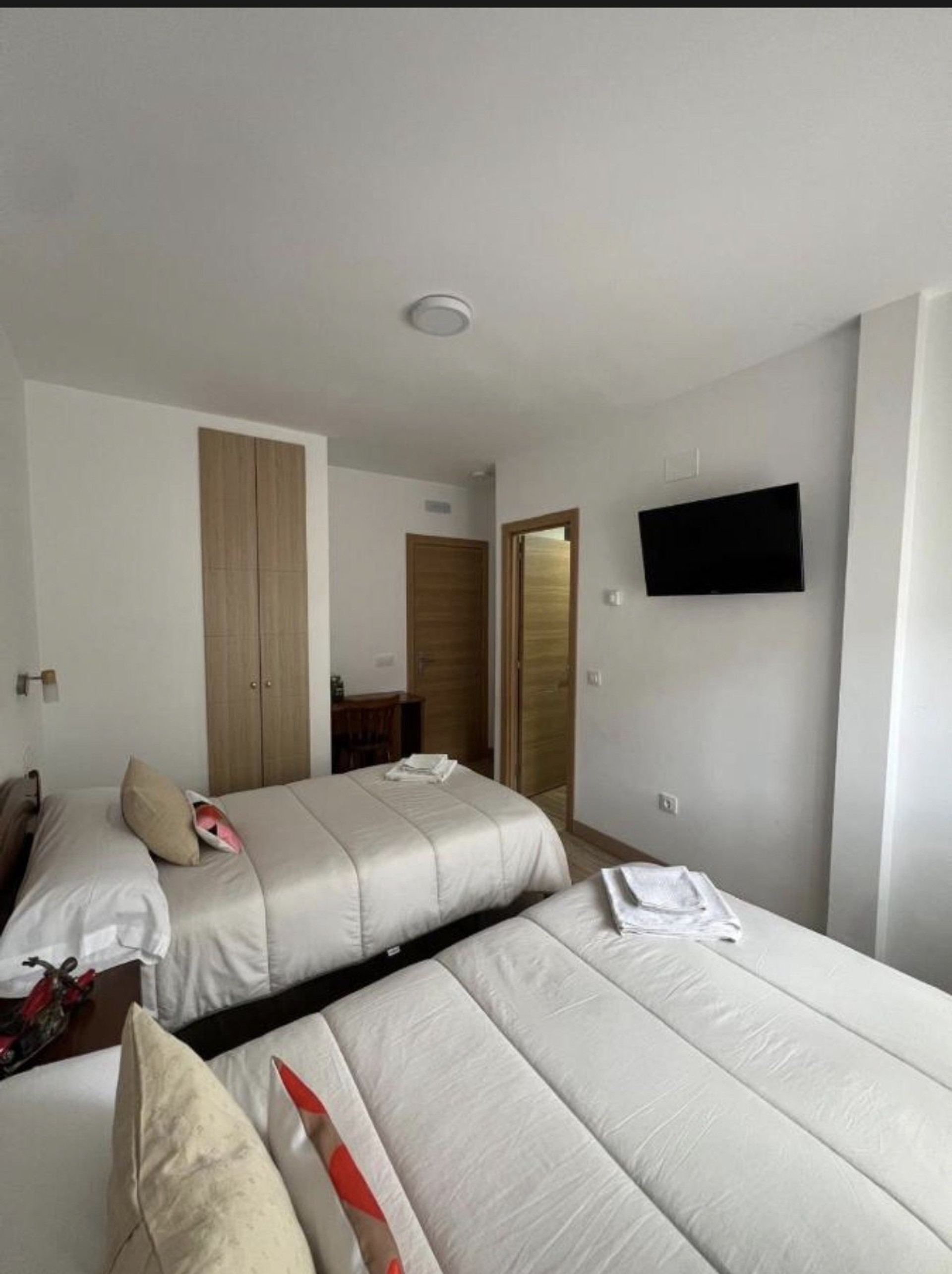 Twin bedroom with TV