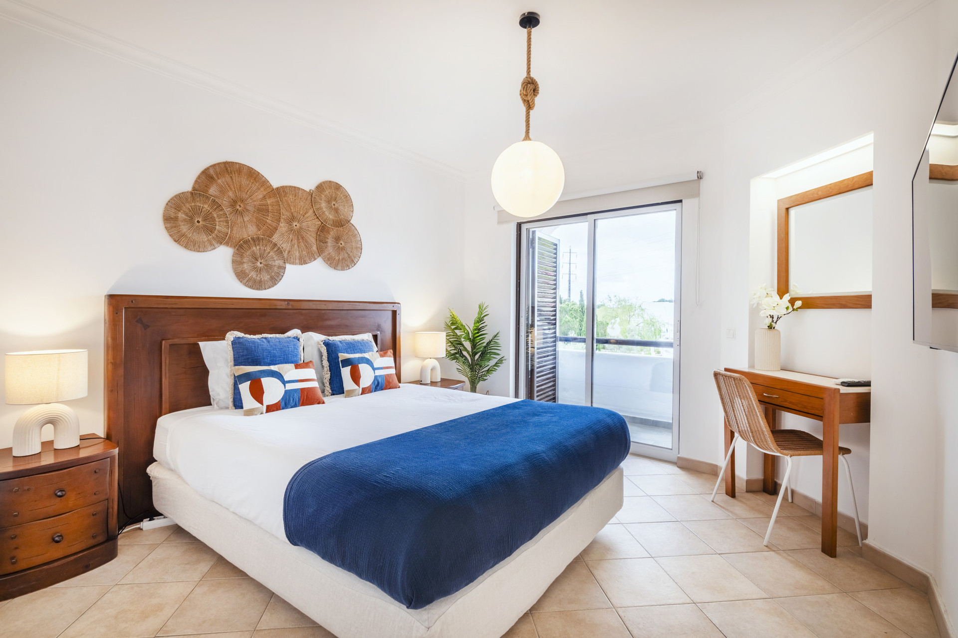 Suite with a double bed, TV, AC, closet and access to a small balcony. En suite bathroom.