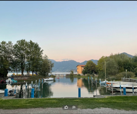 Sunny Cottage lakeside w/park and pool