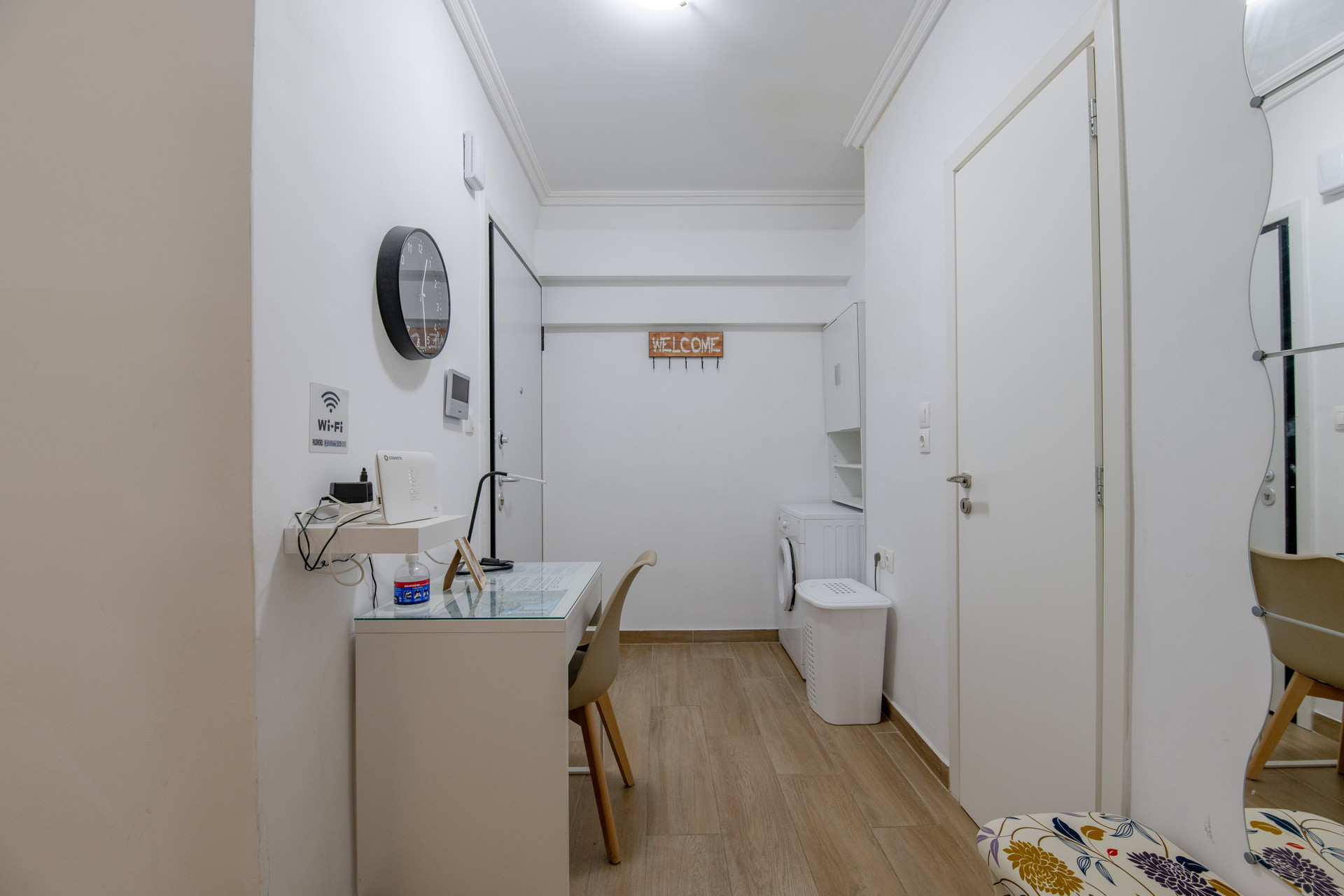 Apartment entrance hall with workdesk and washing machine