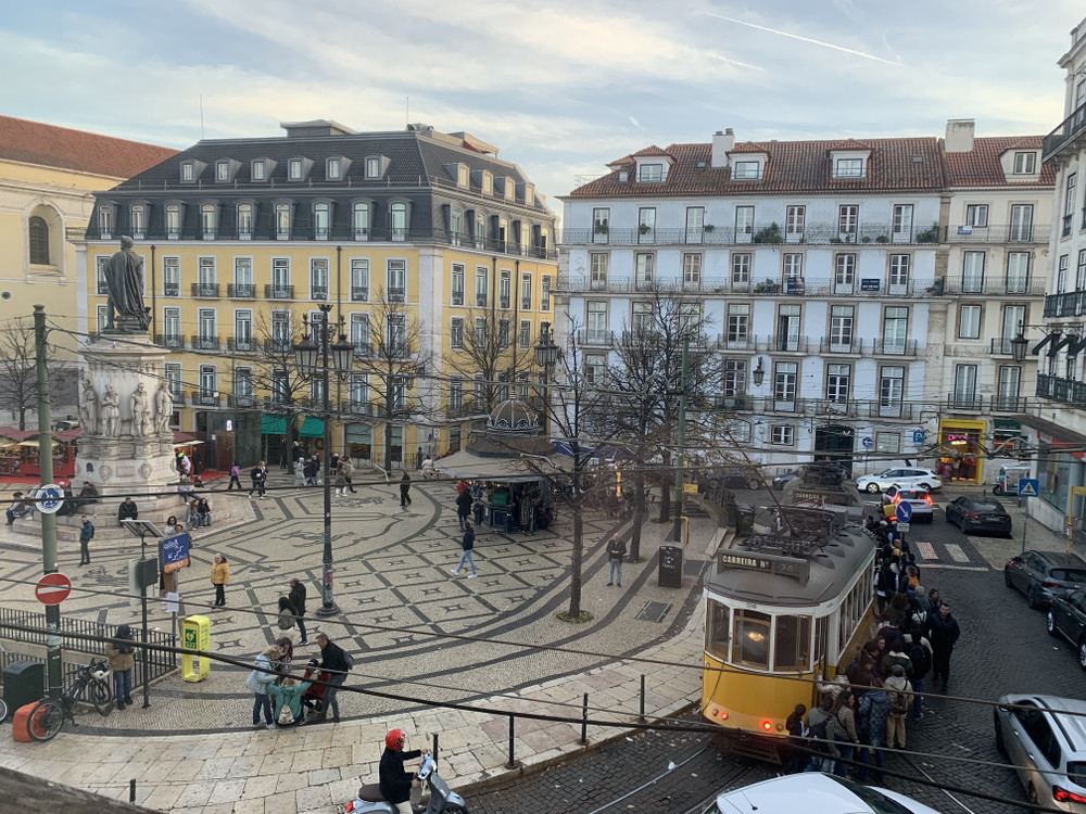 Bright 2-Bed Flat with Balconies to Camões square preview