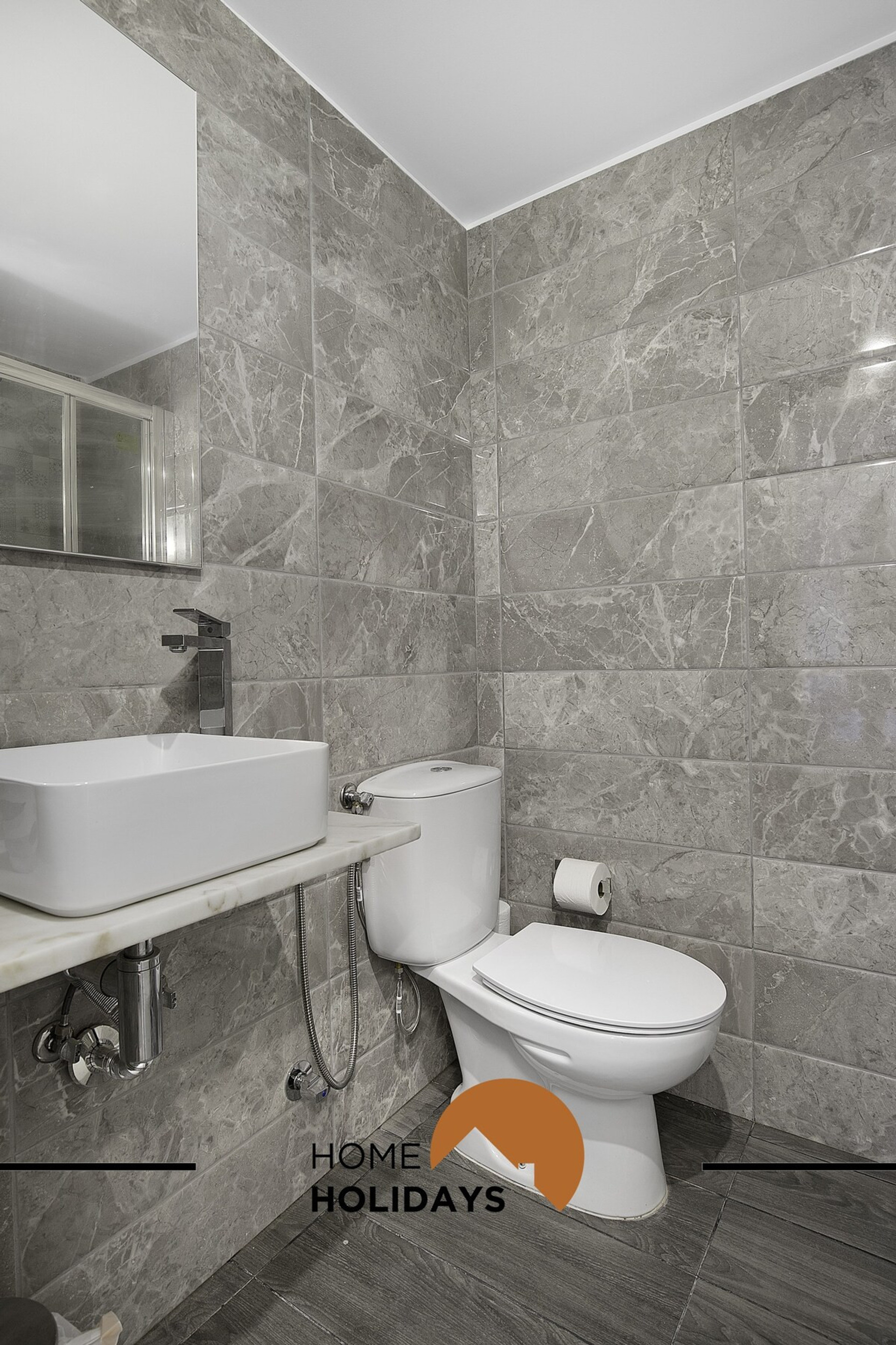 Full bathroom 1