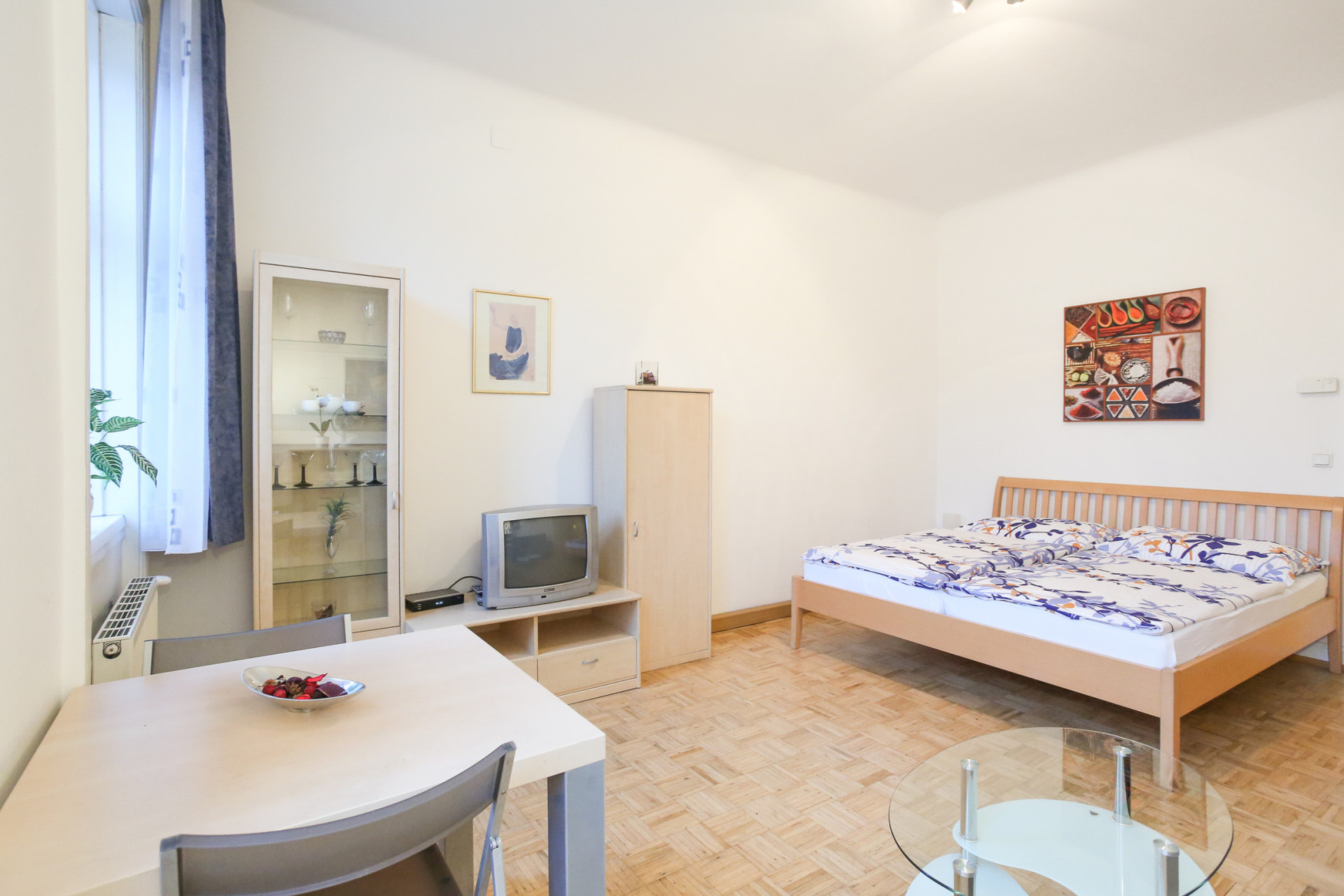 Tisch und Stühle als Essplatz und Arbeitsplatz