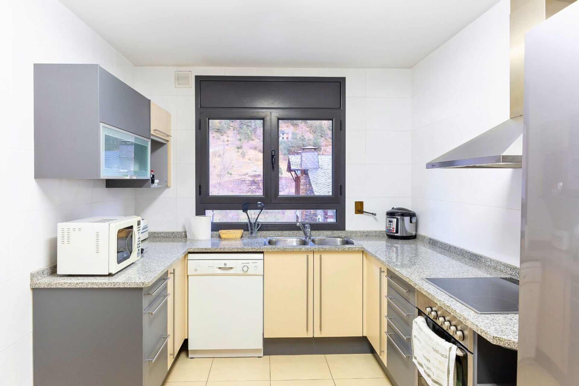 " (..) The floor is very large, the kitchen has everything you need to cook and even the coffee machine had capsules, which is a very nice detail. Everything was very tidy and clean. (..)" - Gisela ★★★★★