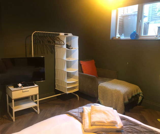 Central Mill Hill Home – Spacious 4BR Free Parking