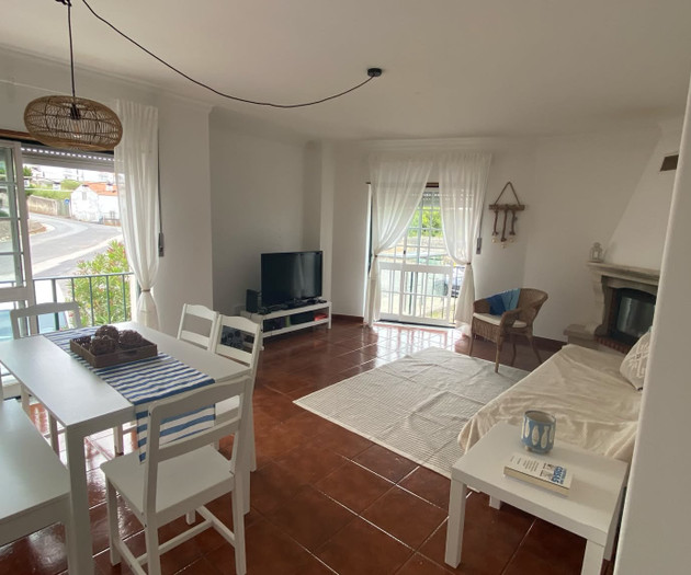 Charming Coastal 2-Bedroom Apartment