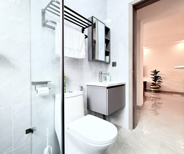 Airy 17th Floor 2BR: City Views, Balcony & Pool