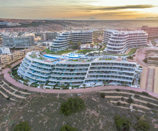Luxury Beachfront Apt | Heated Pool, Gym & Seaview