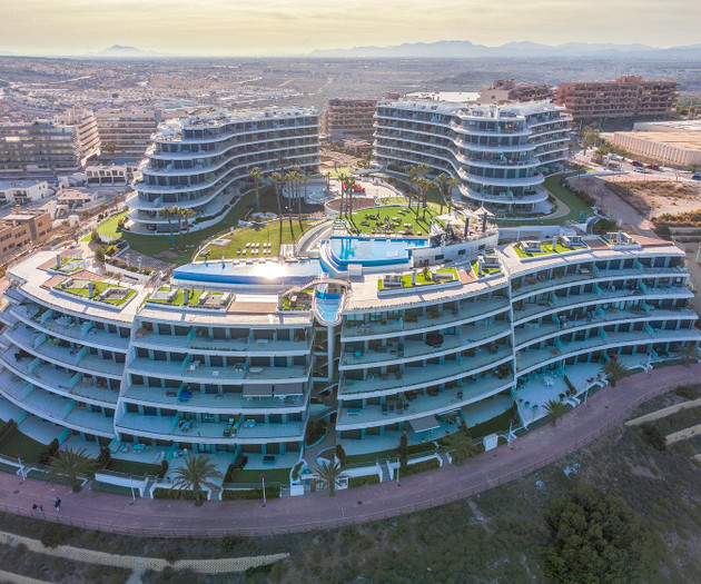 Luxury Beachfront Apt | Heated Pool, Gym & Seaview