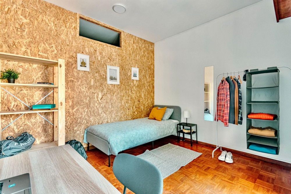 Elegant single bedroom with a balcony-ROOM 1 preview