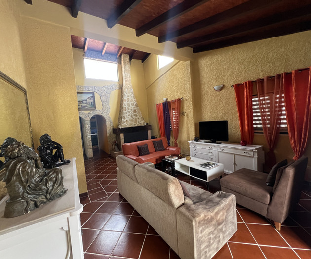 4T House with a camin, big pool + BBQ place