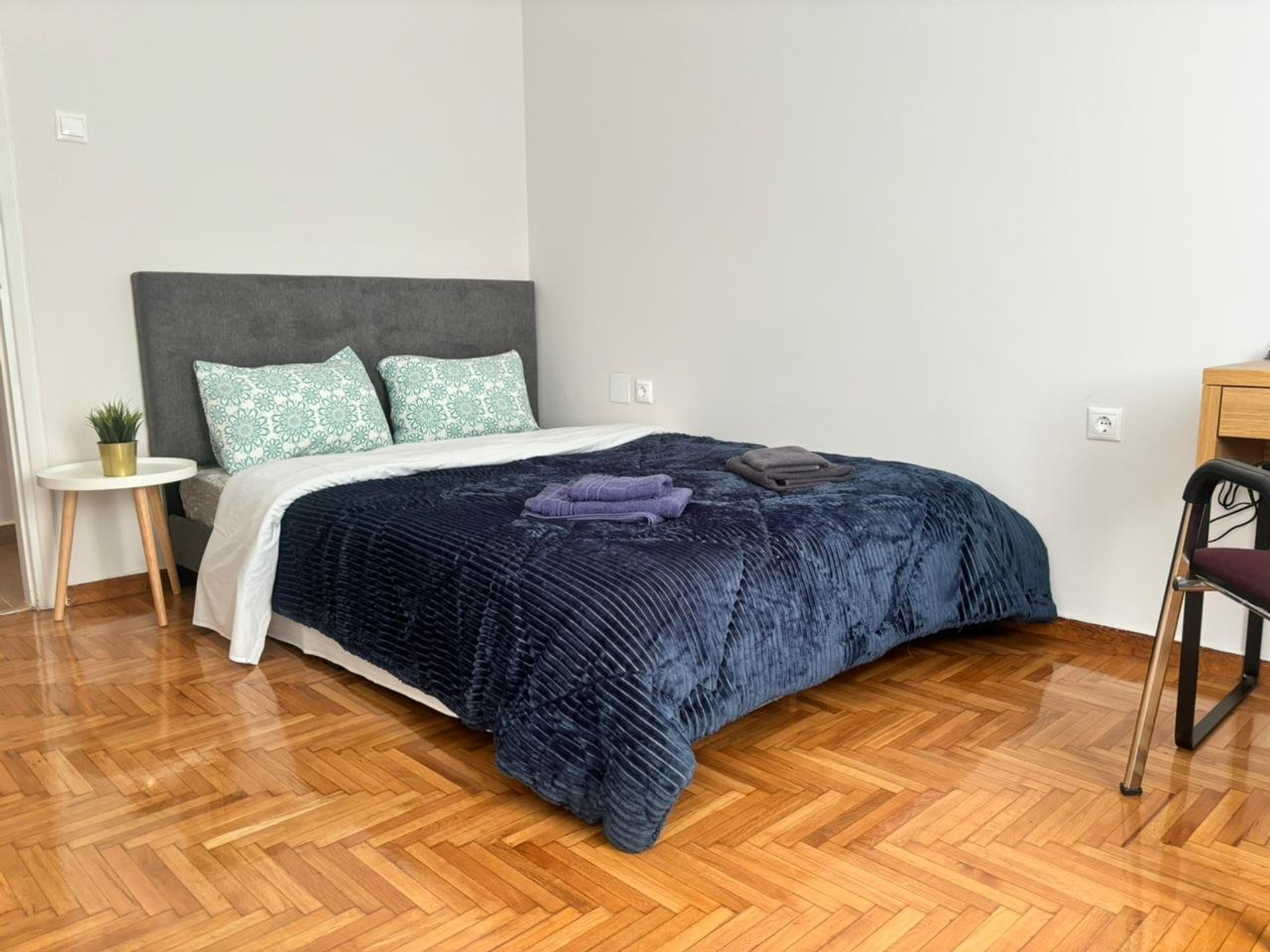 Bedroom with double bed parquet floor