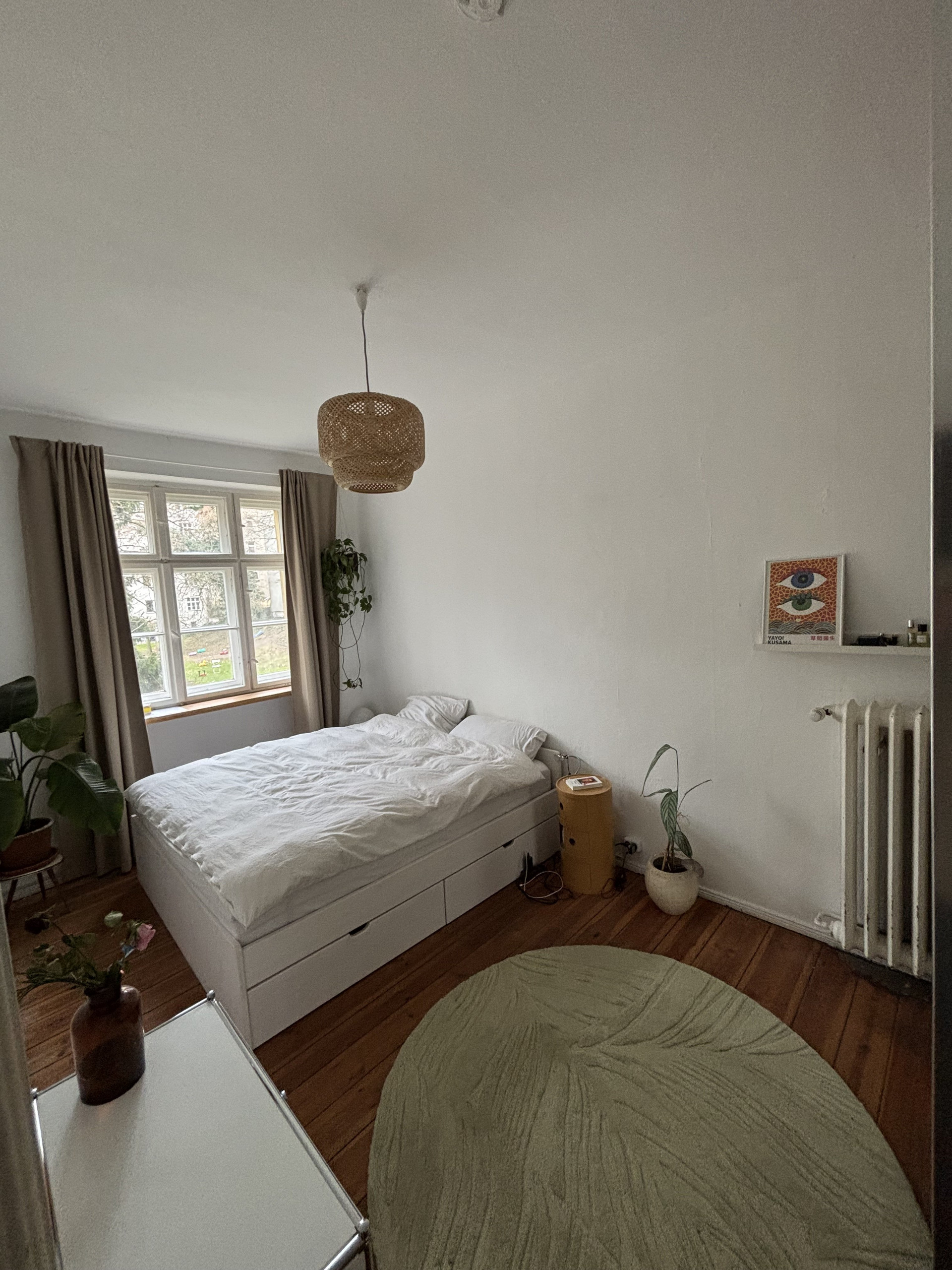 Bed room with queensize bed