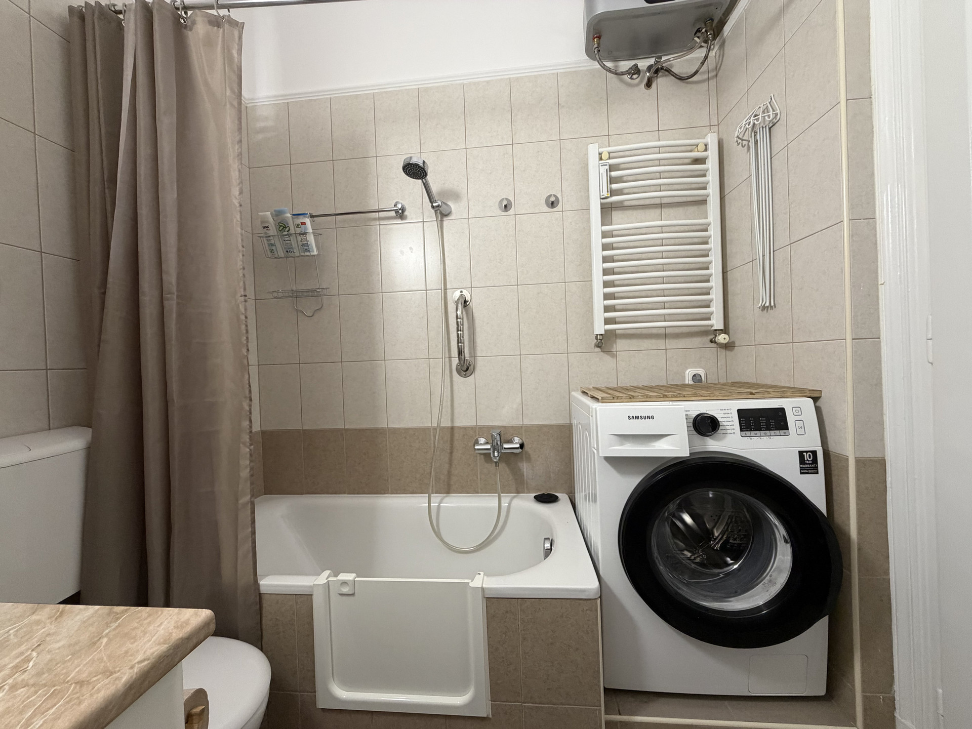 Bathroom with bathtub and washing machine