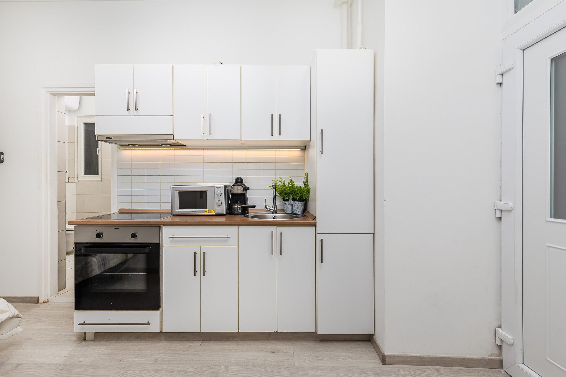 Compact kitchen with appliances