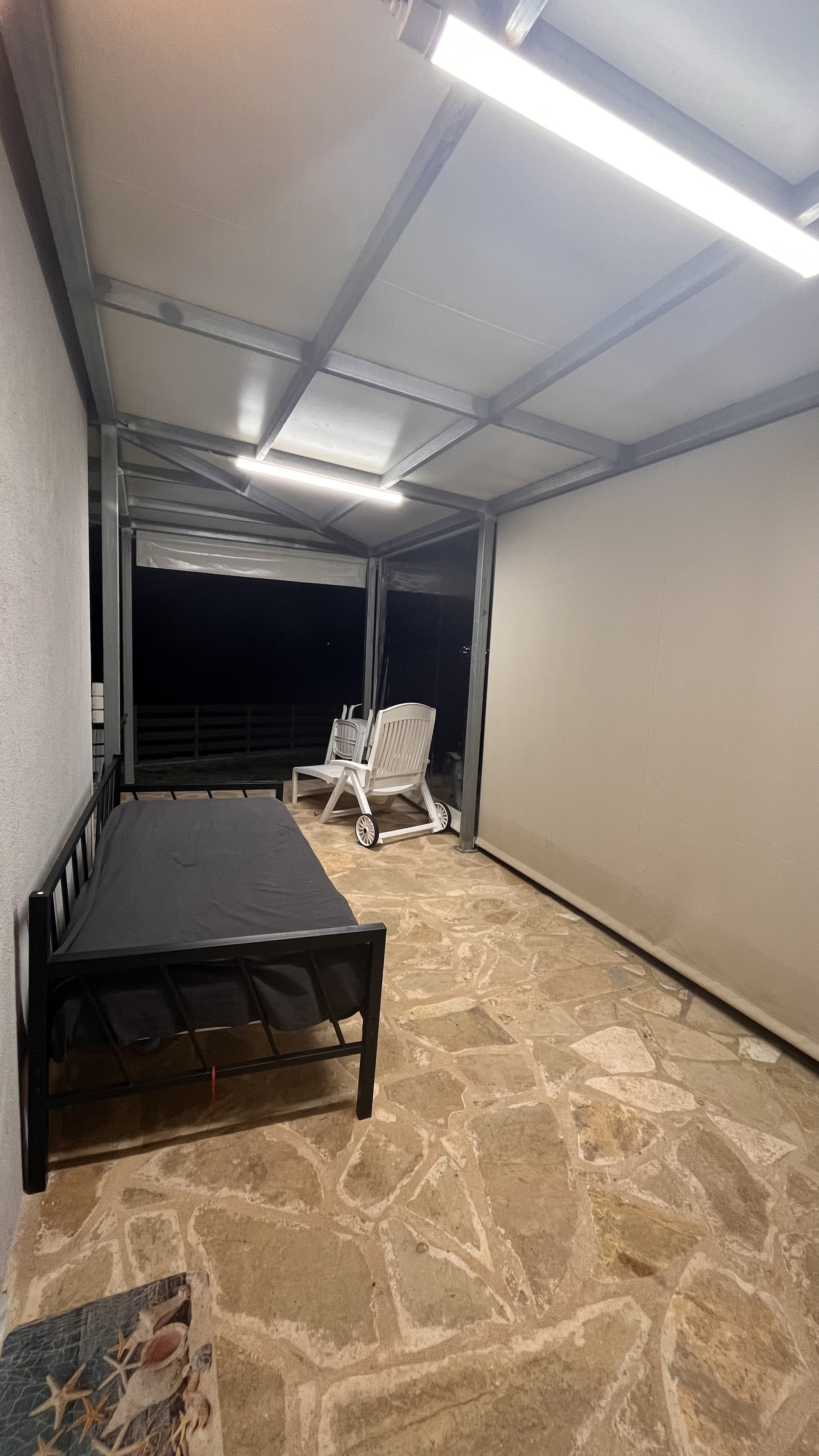 Covered terrace with sea view
