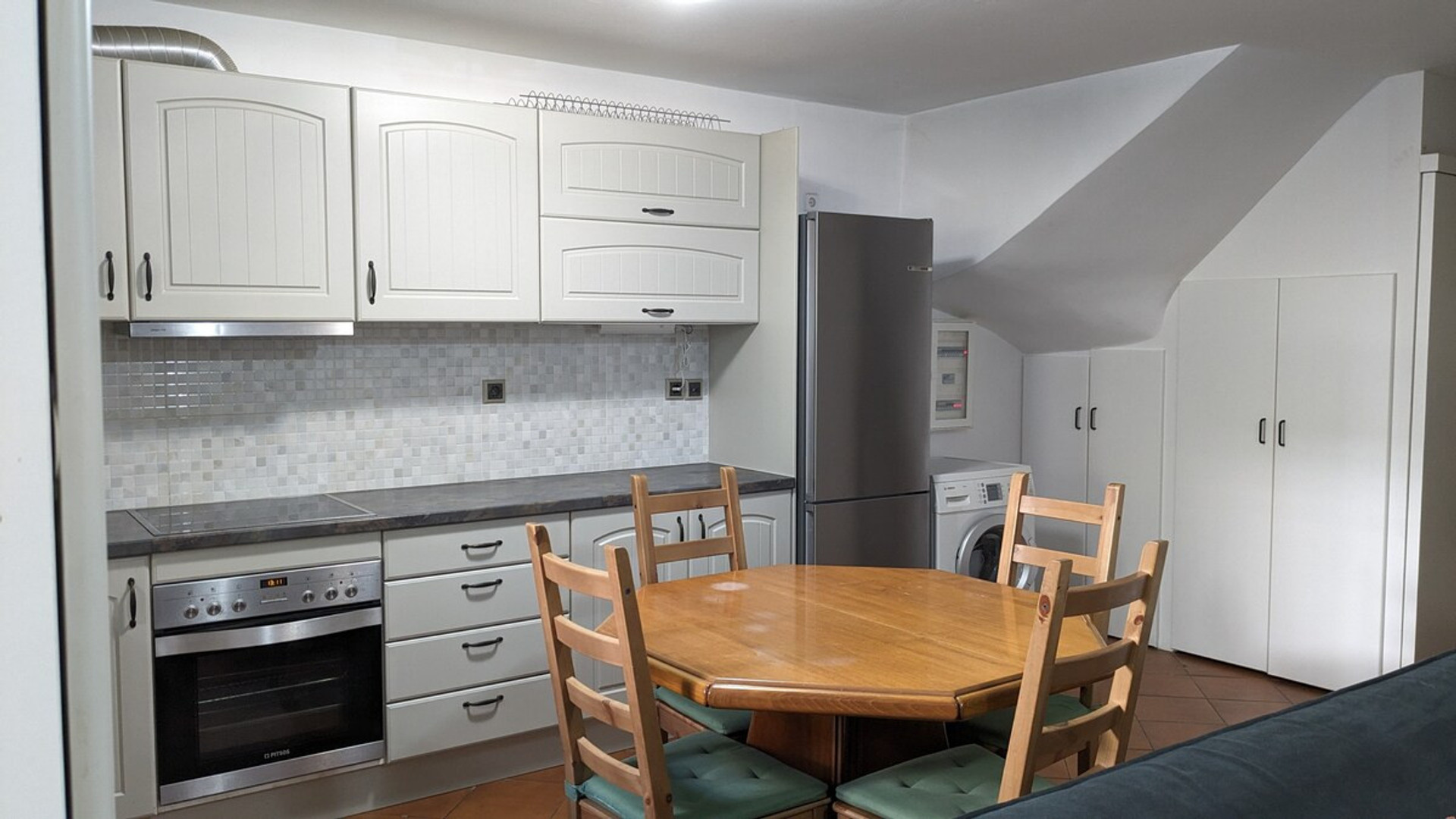 Dining area image 1