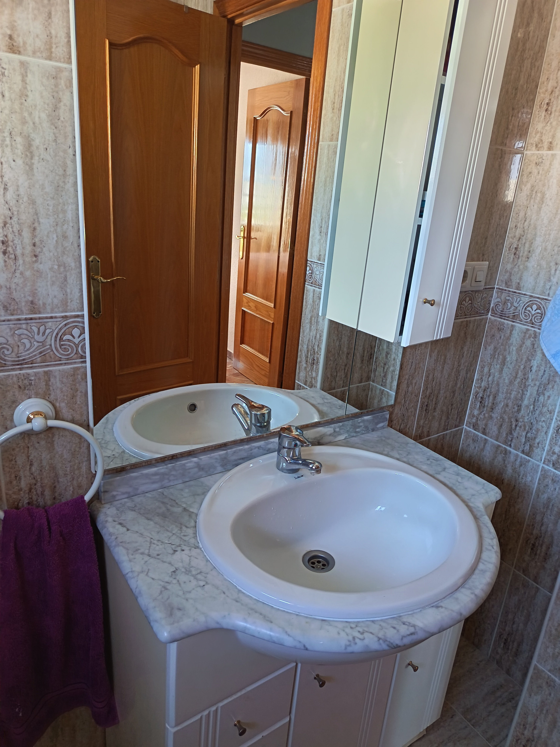 Bathroom sink with mirror