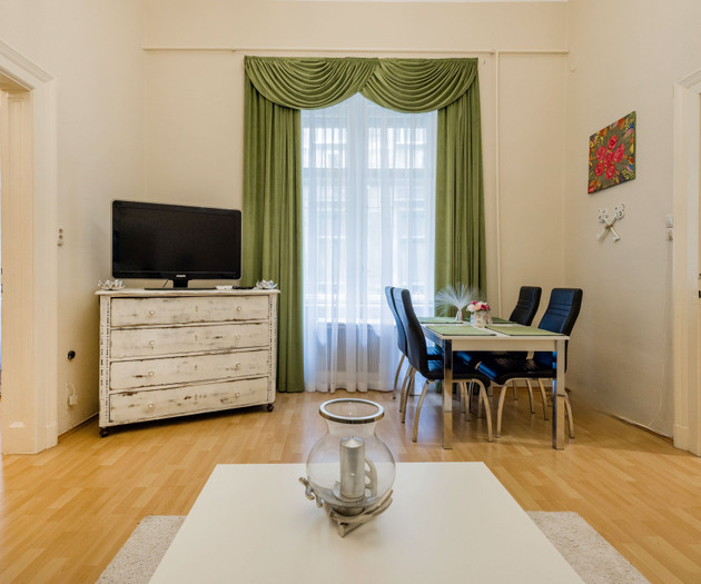 Green Lantern Home Downtown with AirCon Basilica