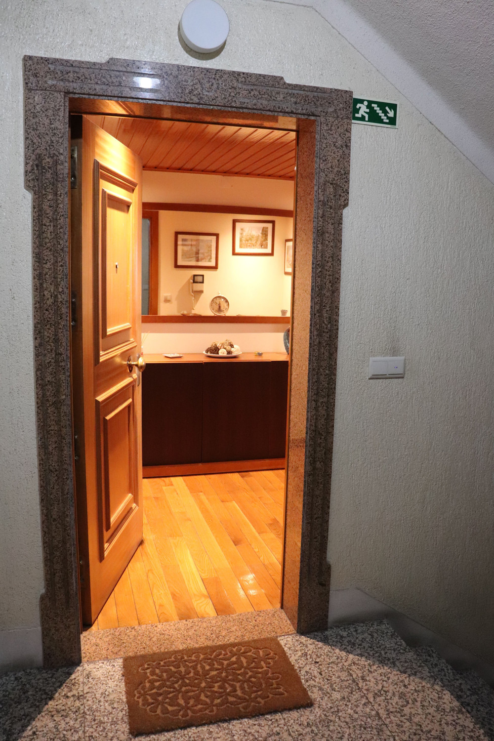Furnished 2-bed apartment with garage/storage preview