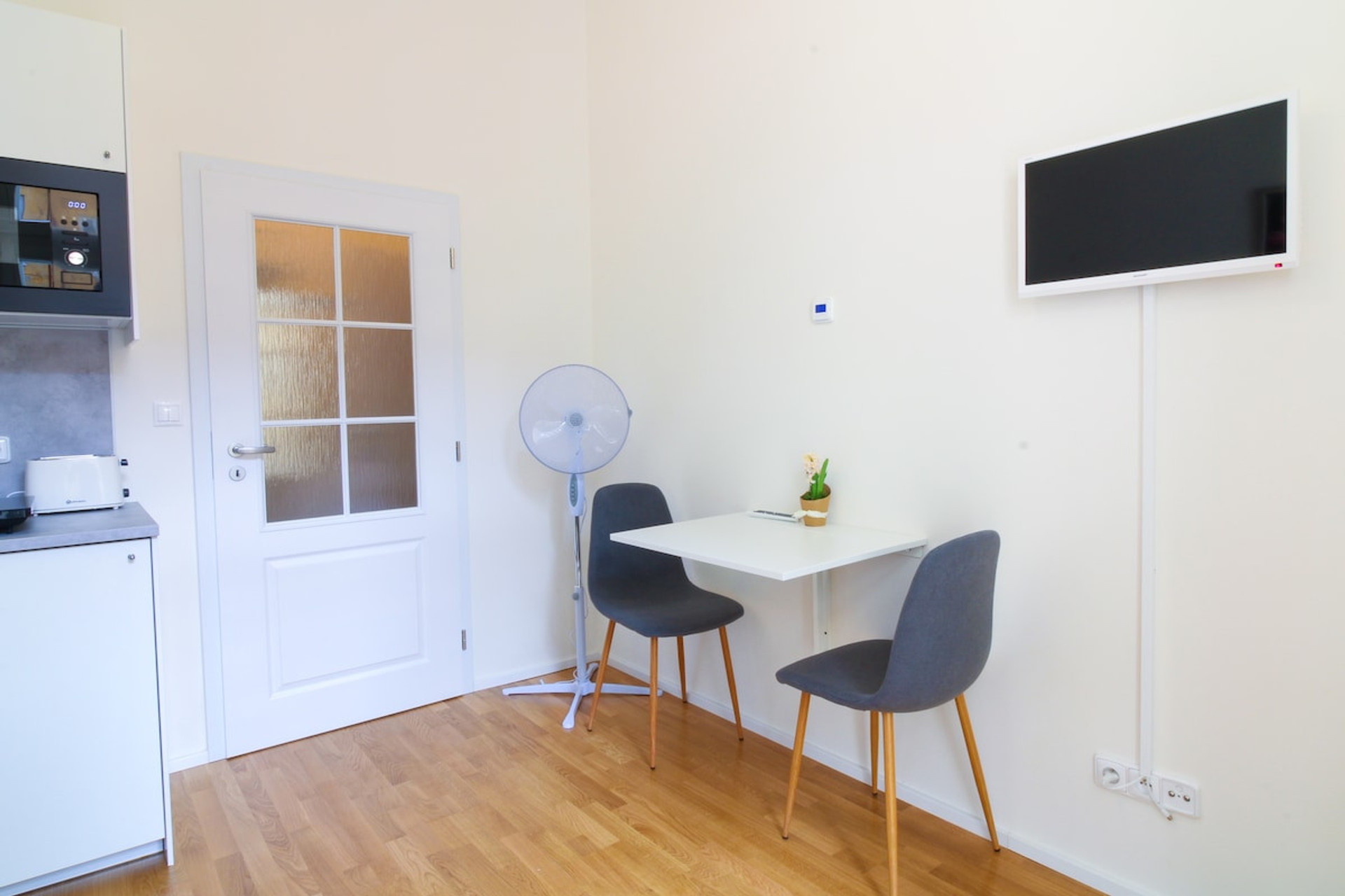 Dining area image 1