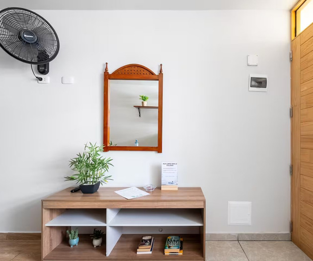 Entry area with mirror and console