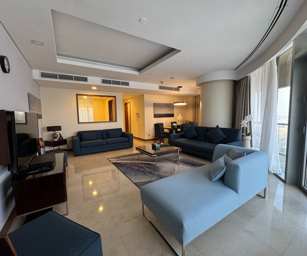 Spacious Apartment With Panoramic Skyline Views