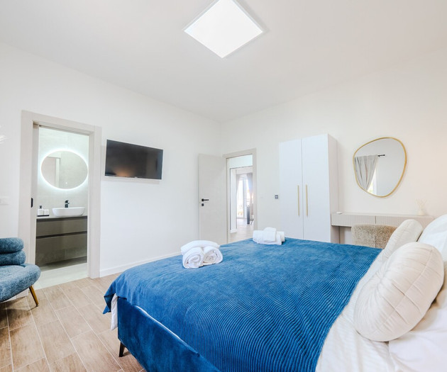 A1 luxury apt near beach w. big terrace & sea view