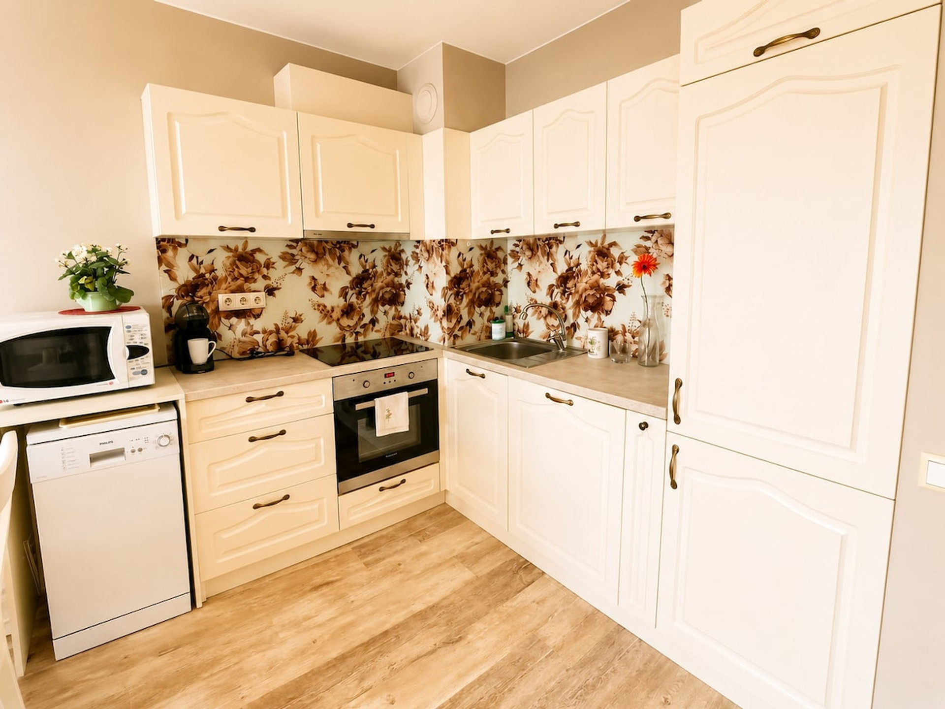 Full kitchen image 1
