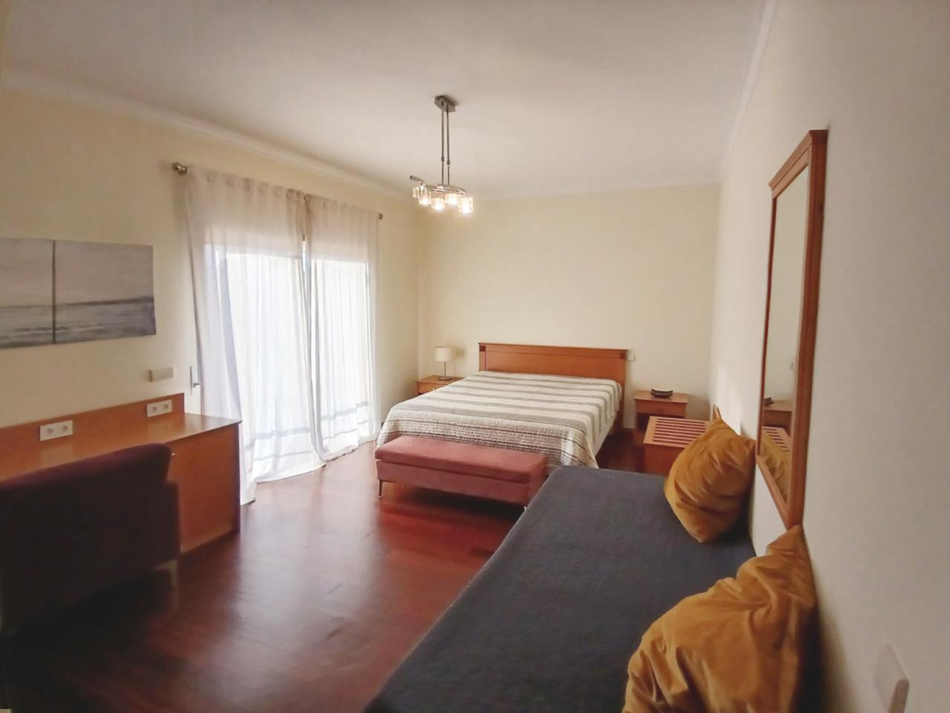 Cama 160x200, secretária, sofá, mesinhas de cabeceira e sofá cama. 