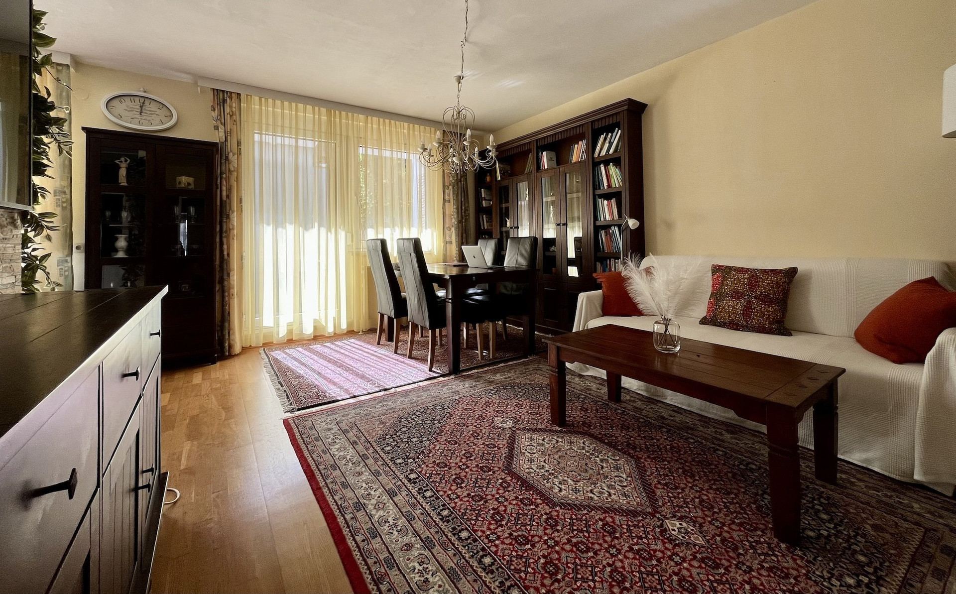 Bright living and dining room