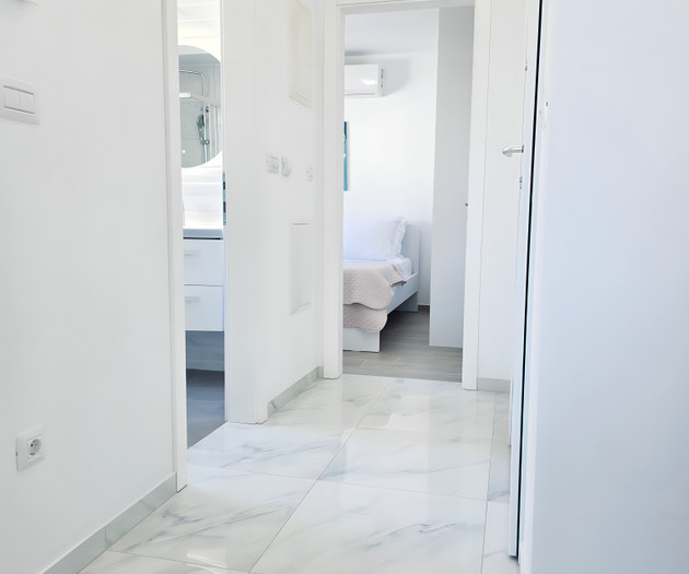Hallway to bathroom and bedroom