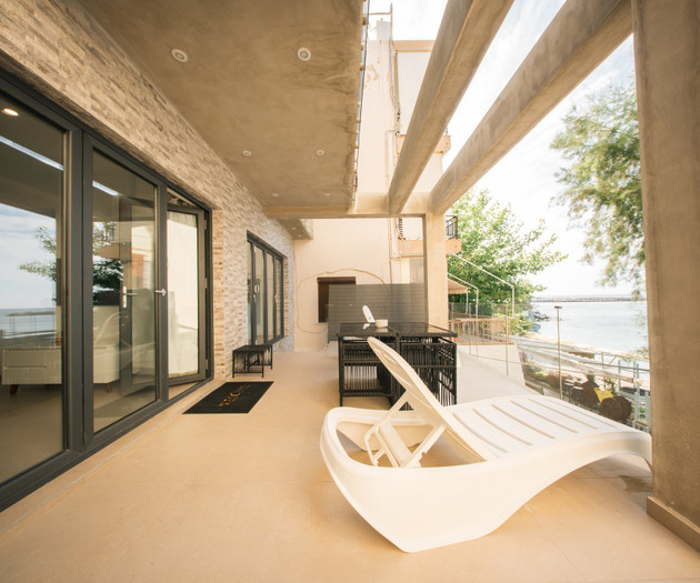 Covered terrace with loungers