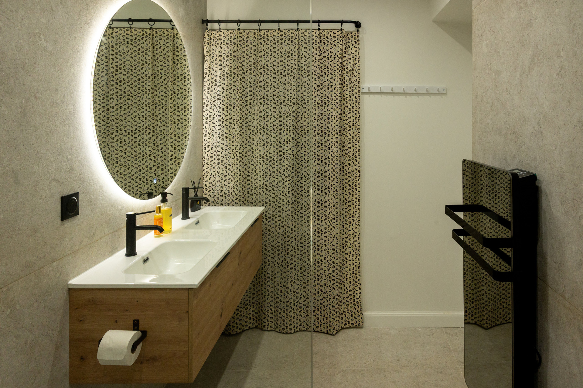 Bathroom double vanity with mirror
