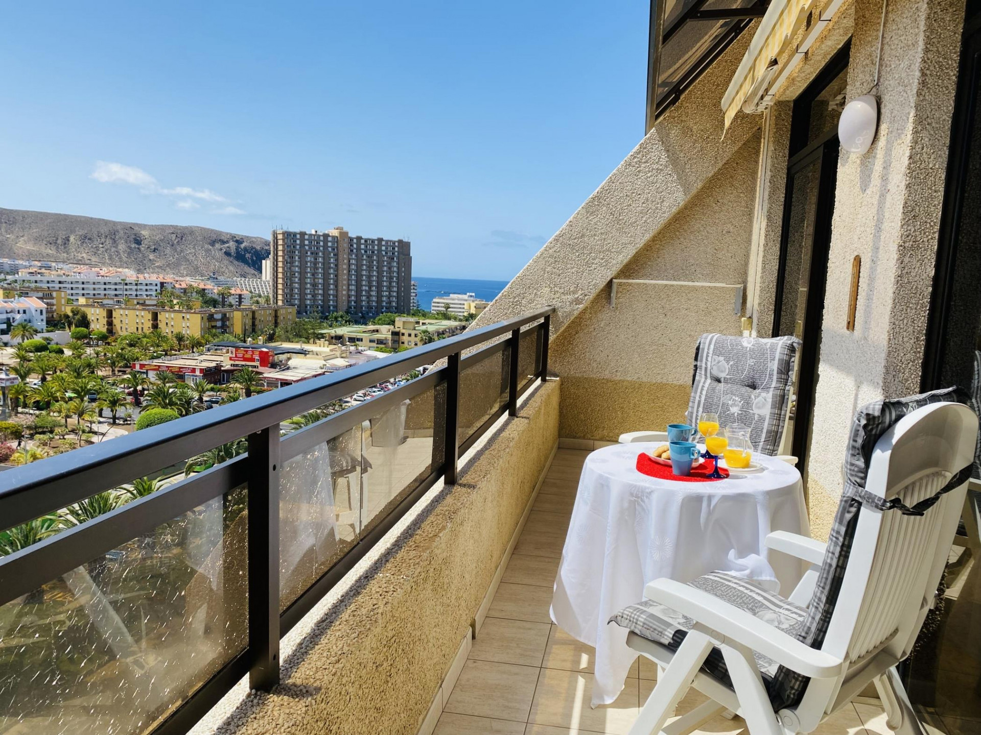 Terraza soleada a primeras horas de la mañana