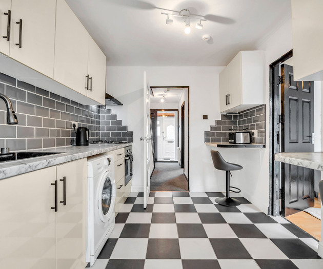 Spacious 4-Bedroom Haven in Orpington Retreat