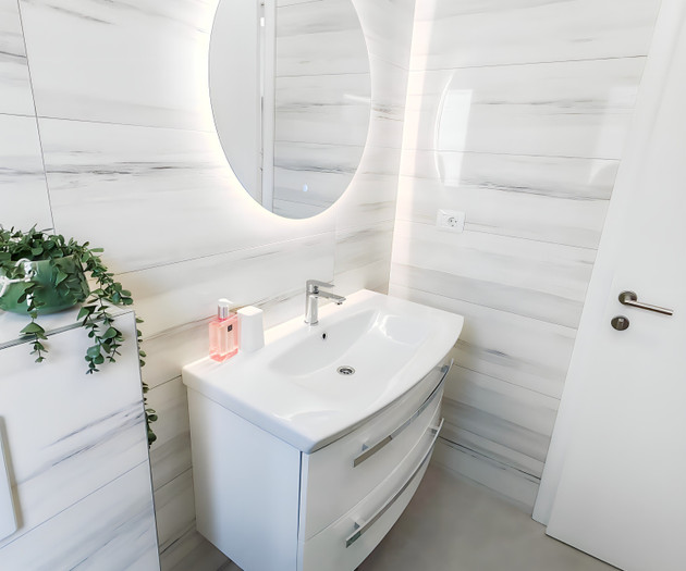 Modern bathroom with round mirror