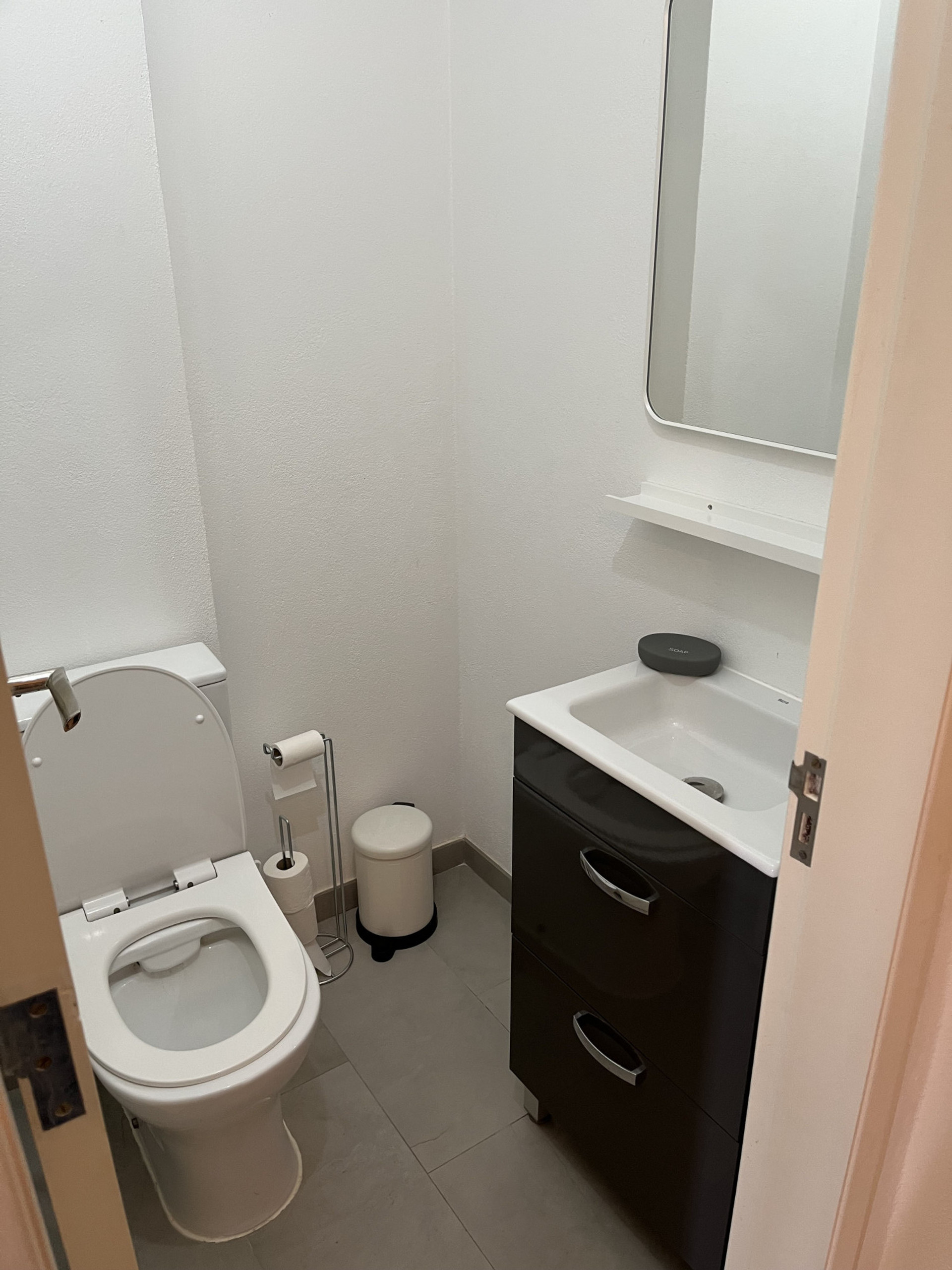 Second lavatory room 