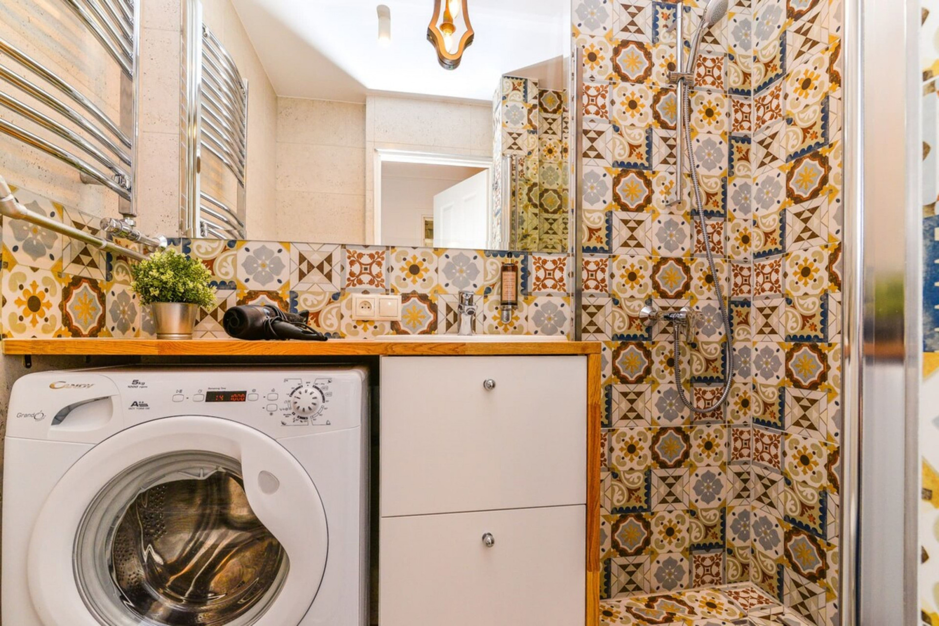 Interesting bathroom attracts attention.
