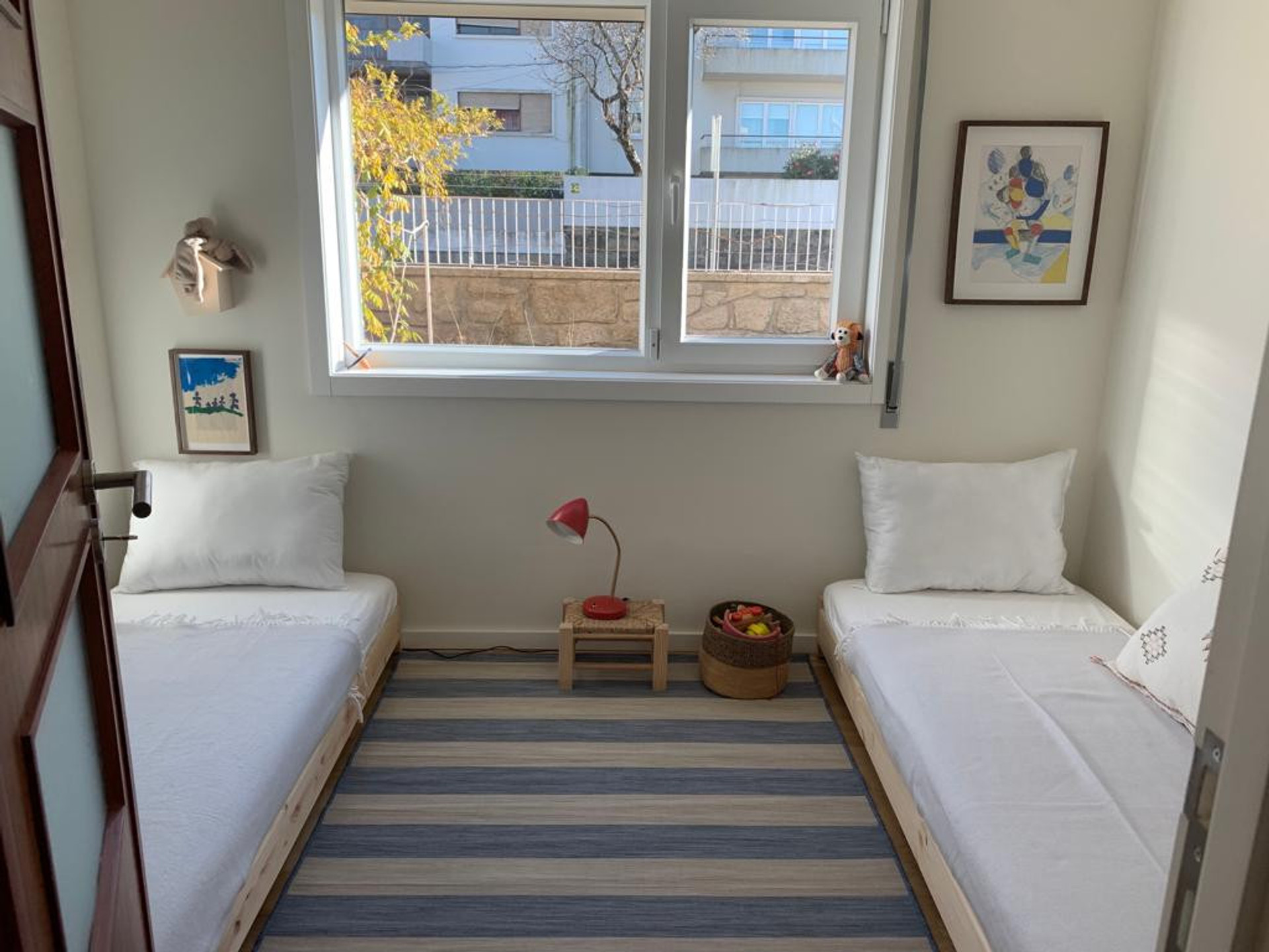 quarto pequeno com 2 camas de solteiro