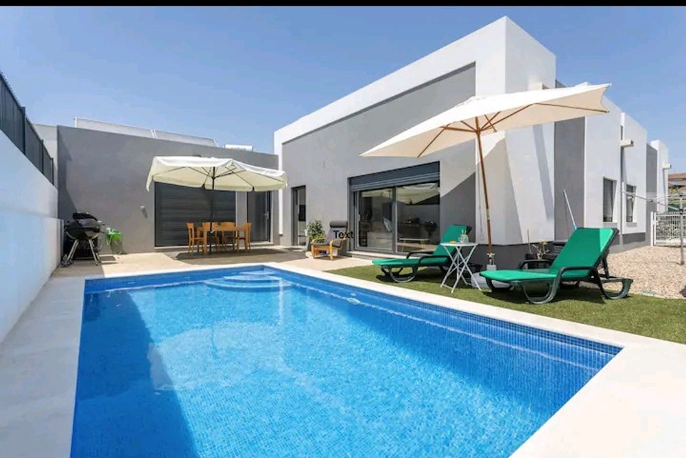 Detached single storey house with swimming pool in preview