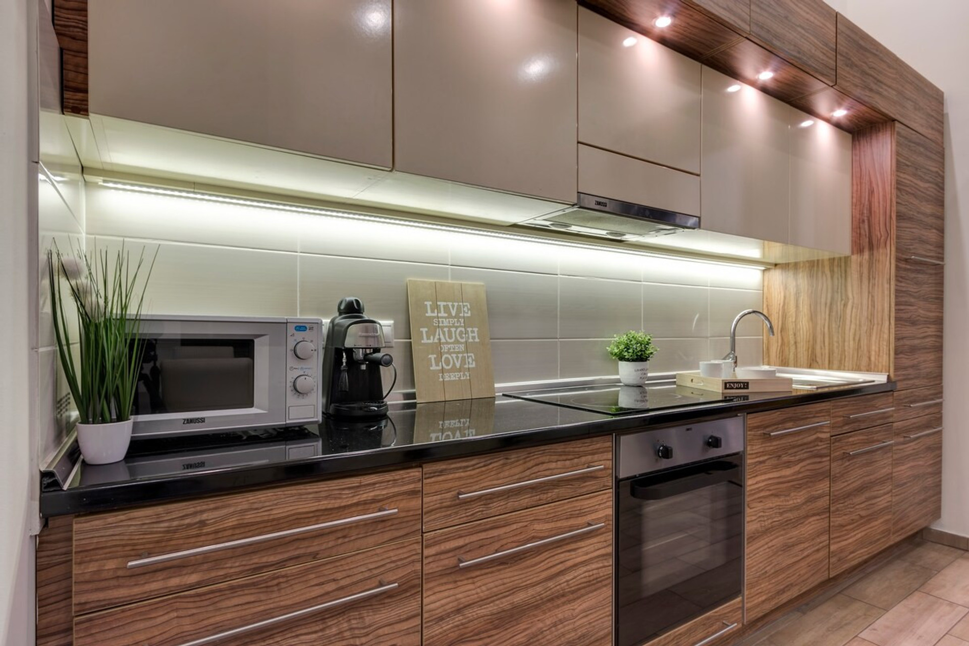 Full kitchen image 1