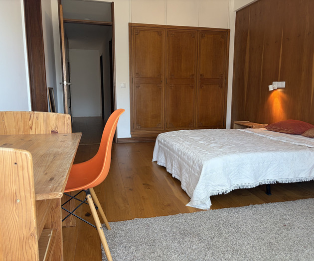 Bright Room with Workspace & Private Bathroom – En