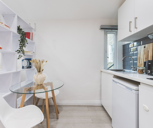 Spacious Cosy Studio Flat Kilburn 03
