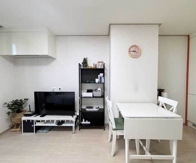 Ansan Balcony Apartment with Kitchen & Washer