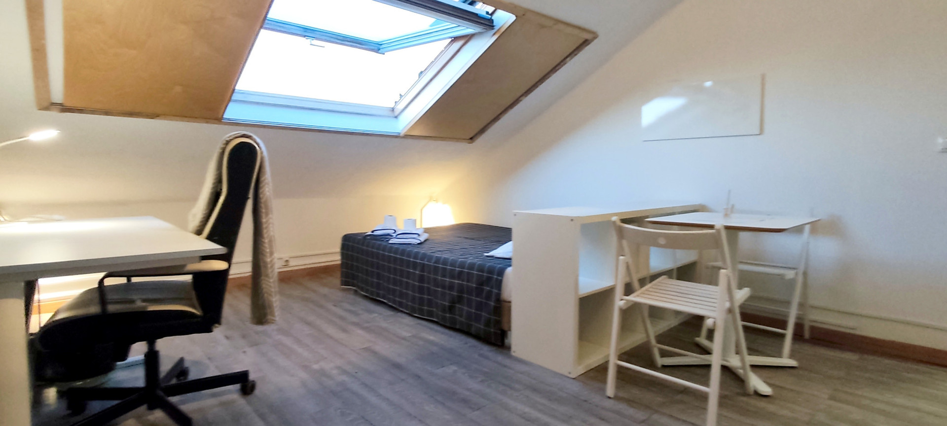 CQ11❤️Cozy Room with Double Bed & Large Window
